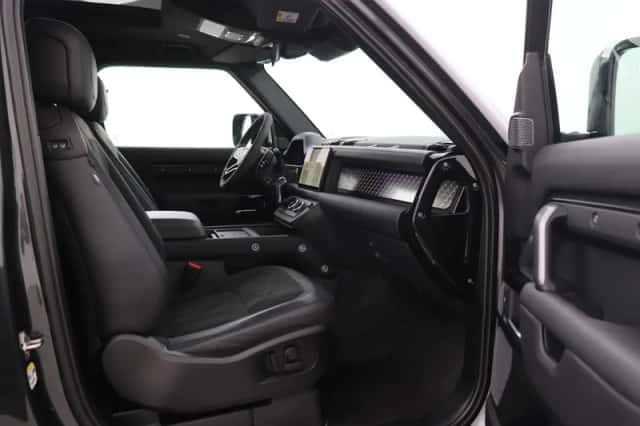 Land Rover Defender (2023) thumbnail 5