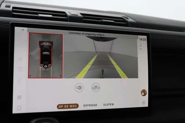Land Rover Defender (2022) thumbnail 13