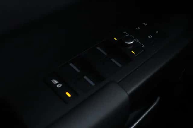 Land Rover Defender (2022) thumbnail 48