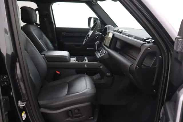 Land Rover Defender (2022) thumbnail 5