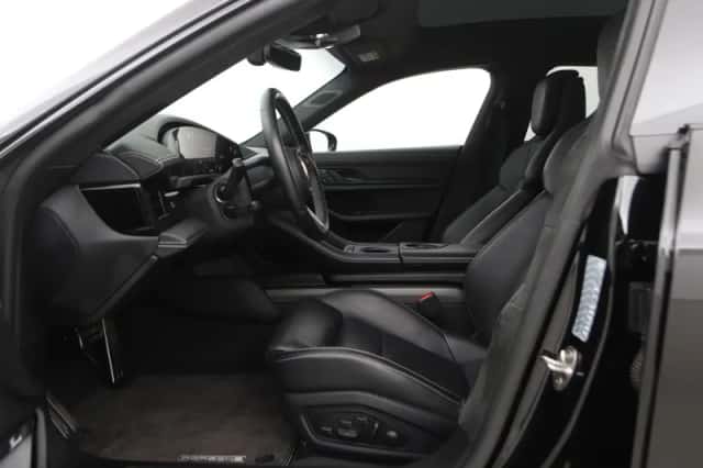Porsche Taycan (2023) thumbnail 3