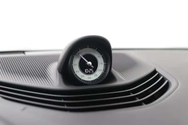 Porsche Taycan (2023) thumbnail 28