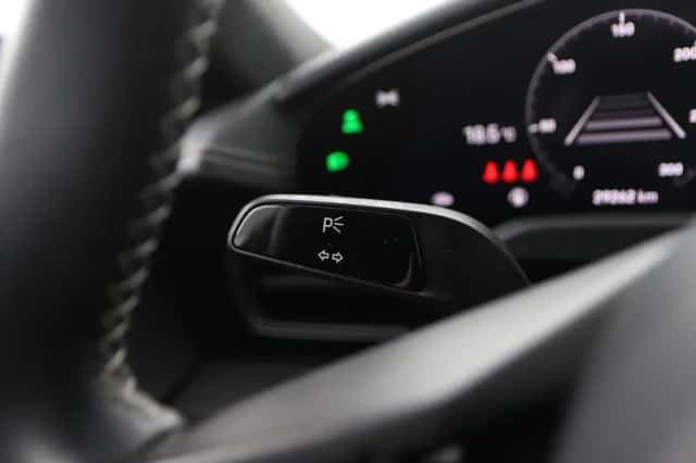 Porsche Taycan (2023) thumbnail 34