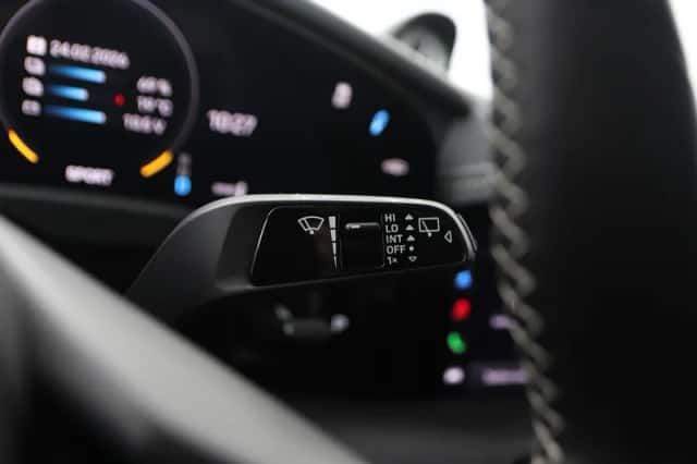 Porsche Taycan (2023) thumbnail 35