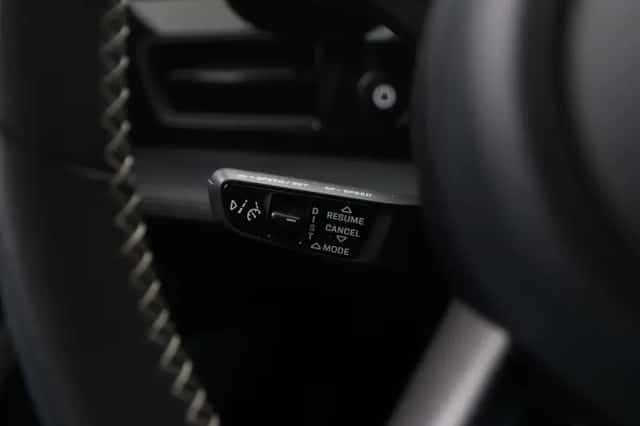 Porsche Taycan (2023) thumbnail 36