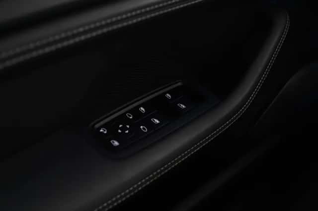 Porsche Taycan (2023) thumbnail 39