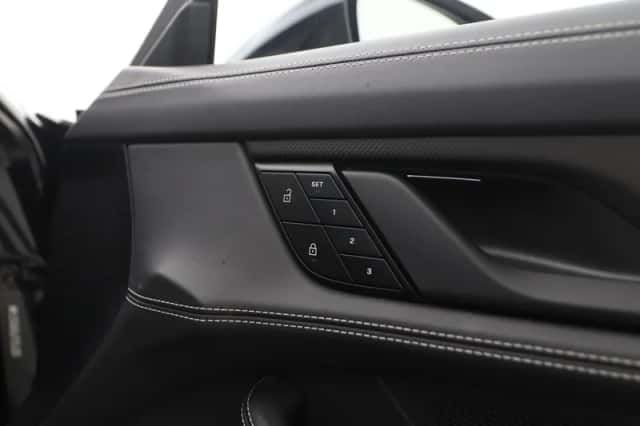 Porsche Taycan (2023) thumbnail 42