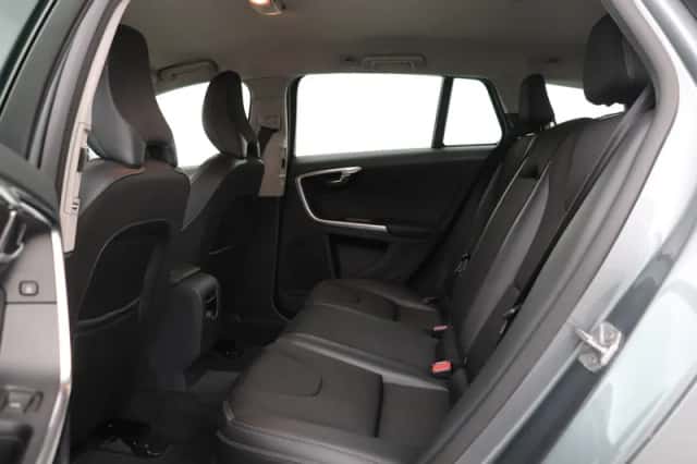 Volvo V60 (2016) thumbnail 35