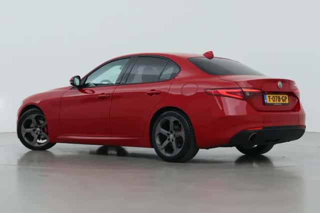 Alfa Romeo Giulia (2016) thumbnail 2