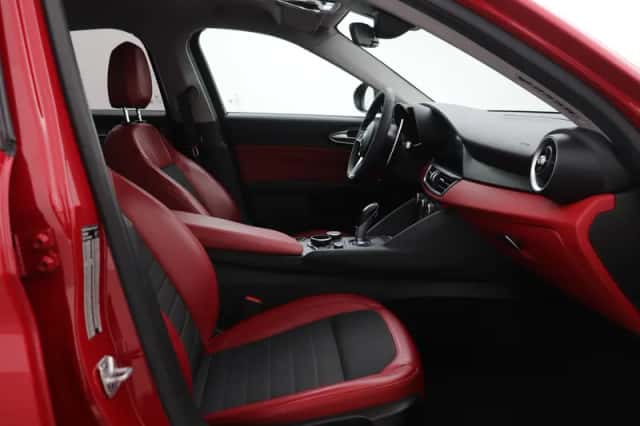 Alfa Romeo Giulia (2016) thumbnail 5