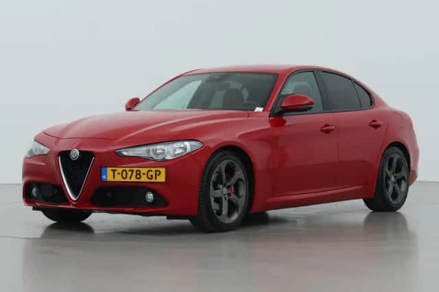 Alfa Romeo Giulia (2016) thumbnail 8