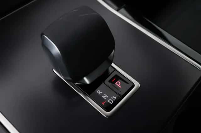 Land Rover Range Rover Velar (2025) thumbnail 38