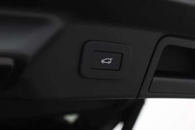 Land Rover Range Rover Velar (2025) thumbnail 51