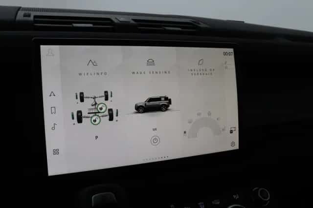 Land Rover Defender (2024) thumbnail 23
