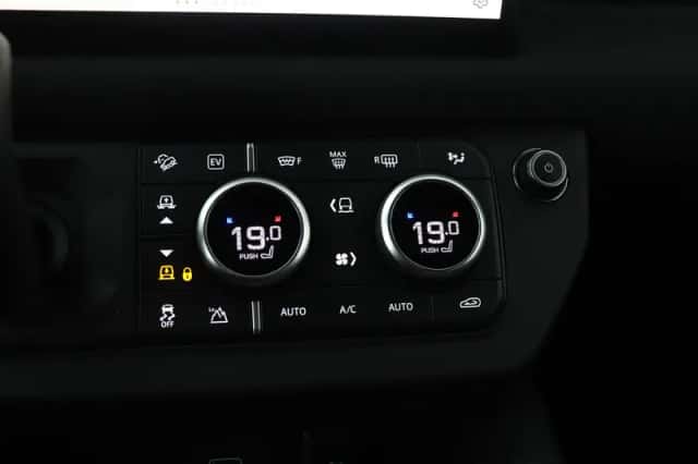 Land Rover Defender (2024) thumbnail 33
