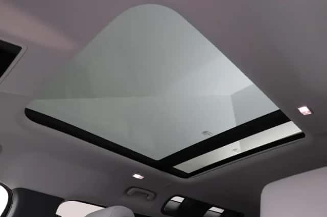 Land Rover Defender (2024) thumbnail 11