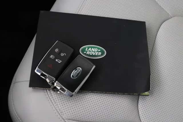 Land Rover Defender (2024) thumbnail 18