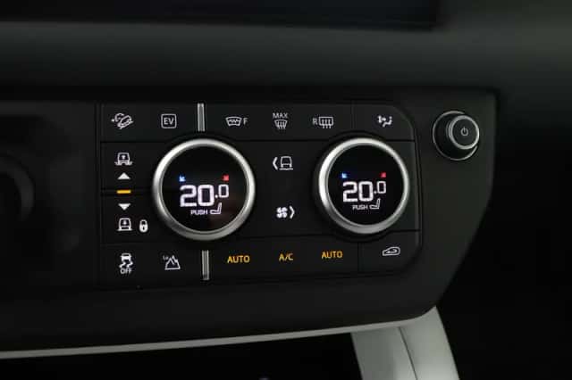 Land Rover Defender (2024) thumbnail 45