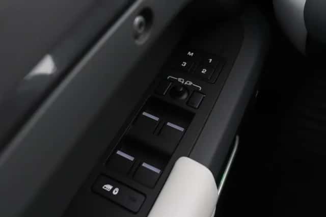 Land Rover Defender (2024) thumbnail 54