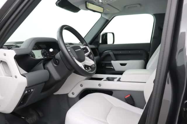 Land Rover Defender (2024) thumbnail 3