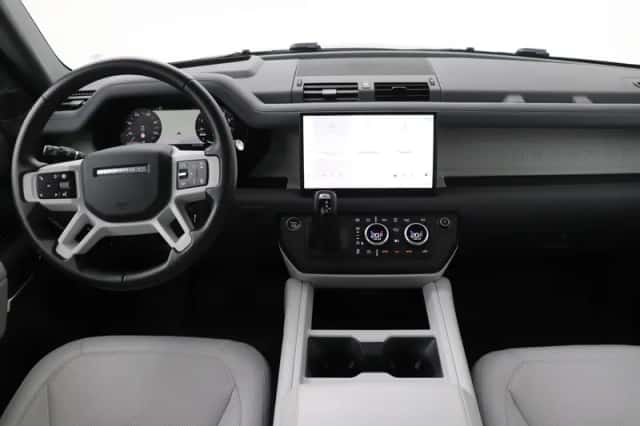 Land Rover Defender (2024) thumbnail 4