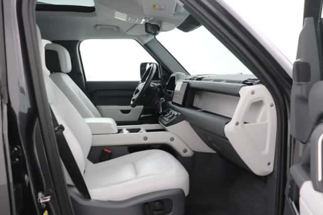 Land Rover Defender (2024) thumbnail 5