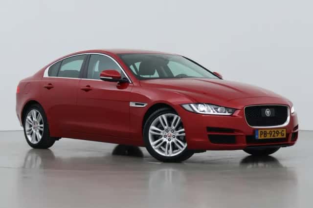 Jaguar XE (2017) thumbnail 1
