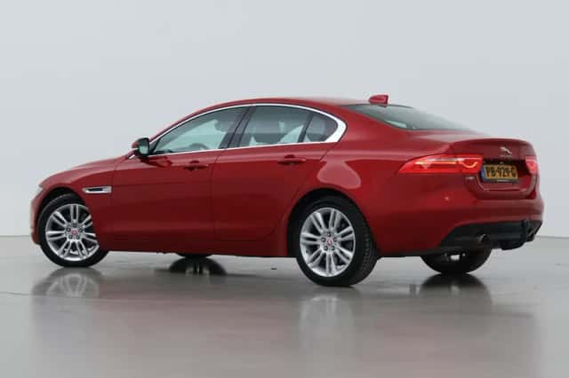 Jaguar XE (2017) thumbnail 2