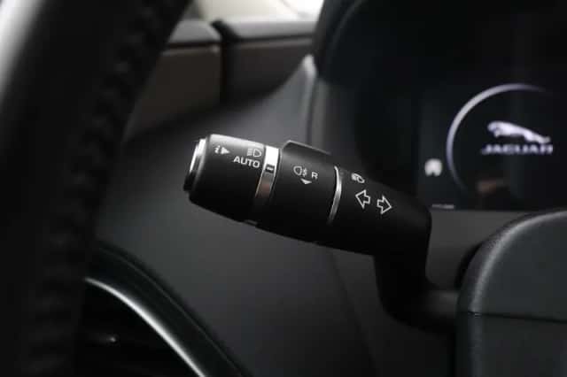 Jaguar XE (2017) thumbnail 33