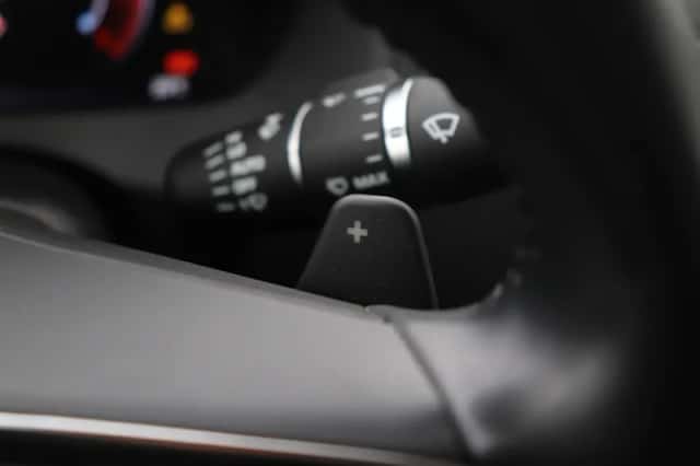 Jaguar XE (2017) thumbnail 36