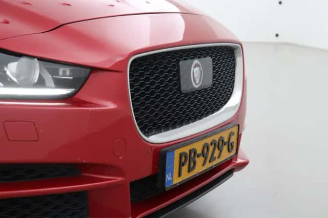 Jaguar XE (2017) thumbnail 47