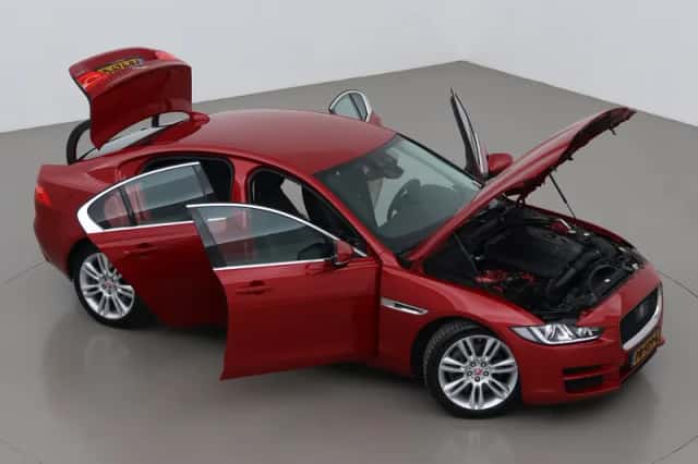 Jaguar XE (2017) thumbnail 6