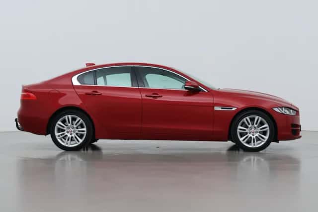 Jaguar XE (2017) thumbnail 10
