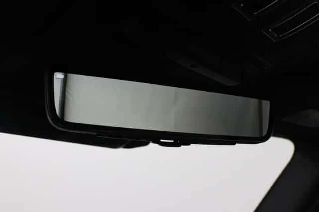 Land Rover Defender (2022) thumbnail 13