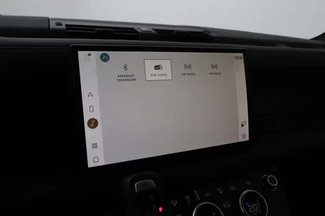 Land Rover Defender (2022) thumbnail 25
