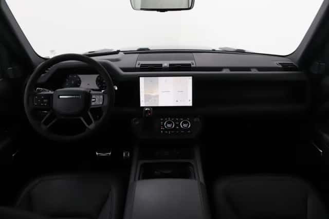 Land Rover Defender (2022) thumbnail 4