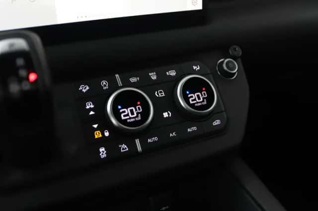 Land Rover Defender (2022) thumbnail 36