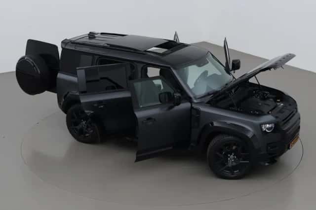 Land Rover Defender (2022) thumbnail 6