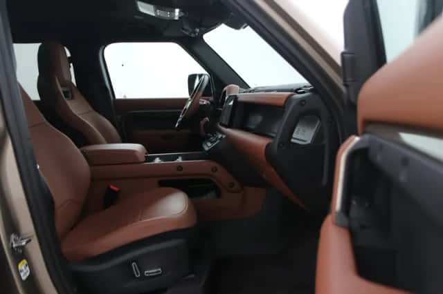 Land Rover Defender (2025) thumbnail 5