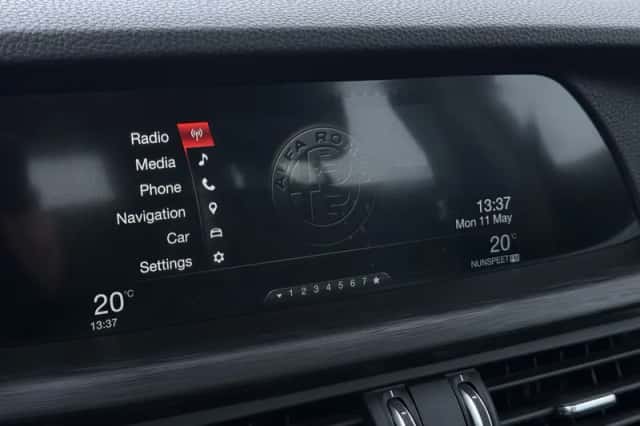Alfa Romeo Stelvio (2019) thumbnail 21