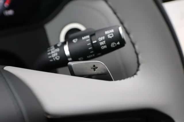 Land Rover Range Rover Velar (2025) thumbnail 39