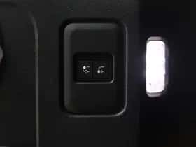Land Rover Defender (2021) thumbnail 13