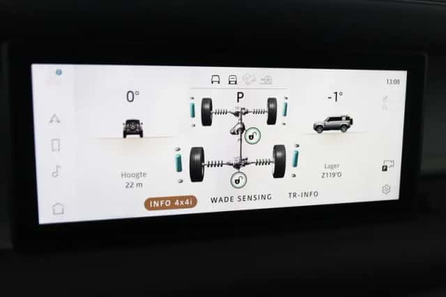 Land Rover Defender (2021) thumbnail 26