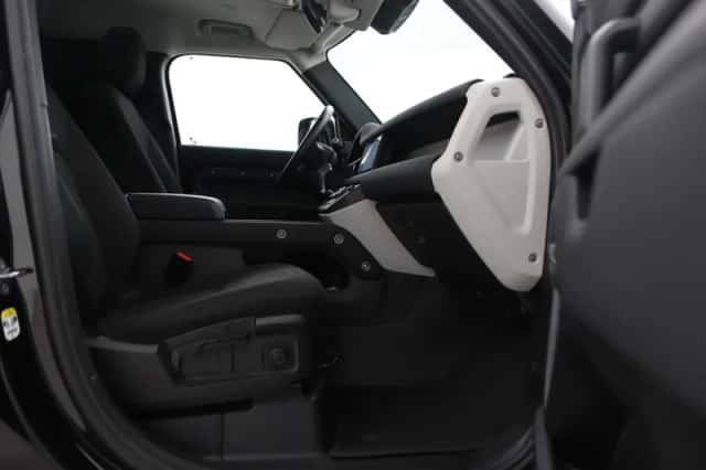 Land Rover Defender (2021) thumbnail 5