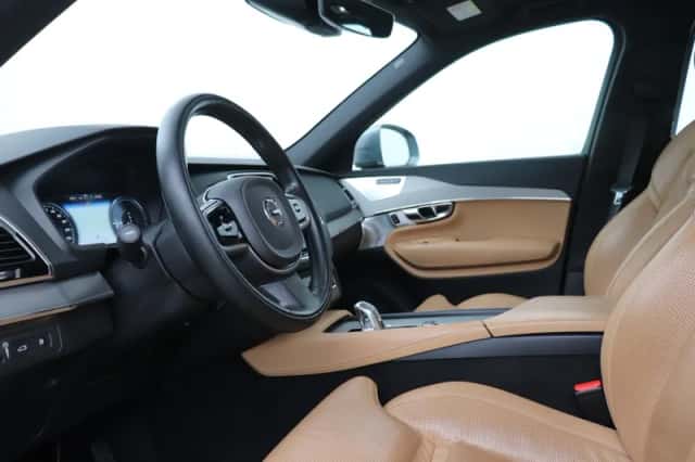 Volvo XC90 (2016) thumbnail 3