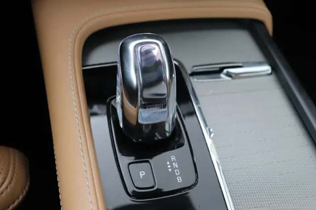 Volvo XC90 (2016) thumbnail 33