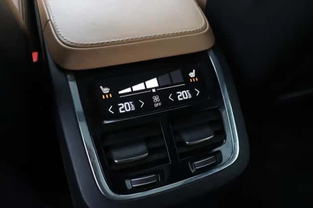 Volvo XC90 (2016) thumbnail 49