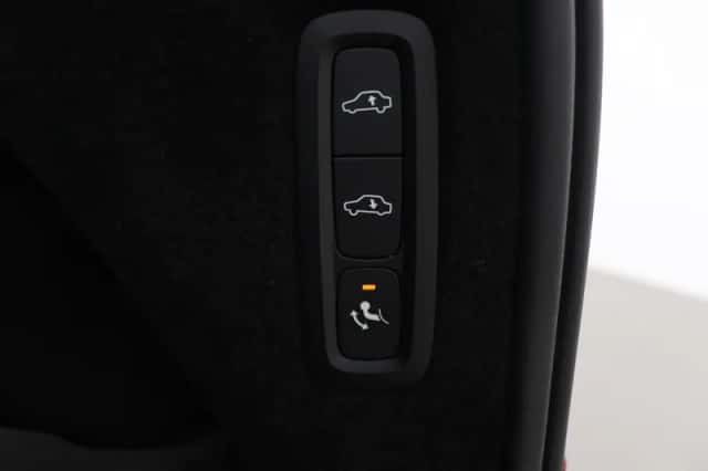 Volvo XC90 (2016) thumbnail 57