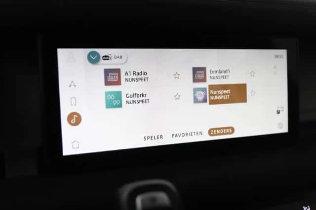 Land Rover Defender (2021) thumbnail 23
