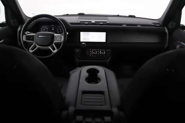 Land Rover Defender (2021) thumbnail 4